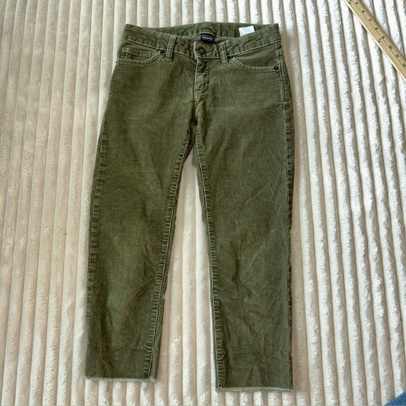 Patagonia Pants - Patagonia Green Capris for Casual Comfort